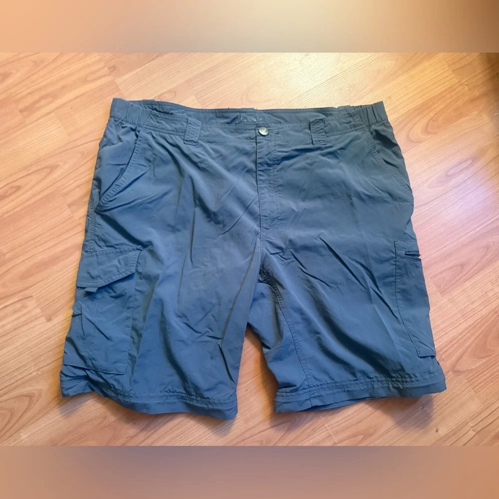 Columbia Mens Shorts 42x32 Black Cargo Pocket Omni Shield. 549